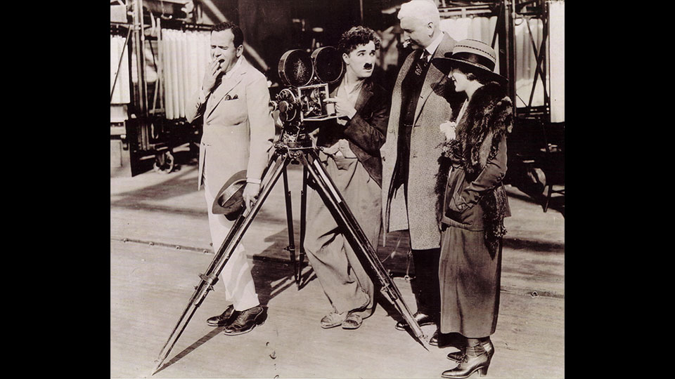  Douglas Fairbanks, Charlie Chaplin, Oscar Price und Mary Pickford bei Dreharbeiten (1919)