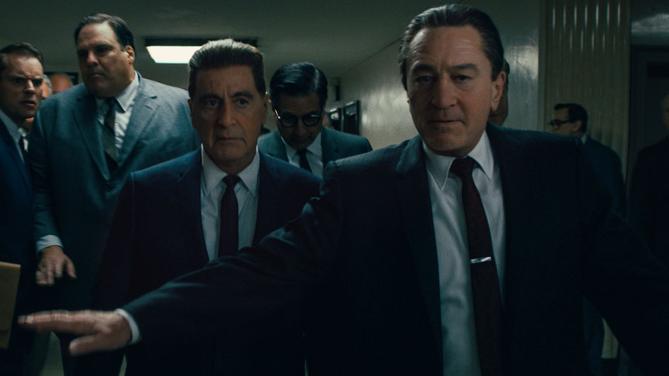 Der einflussreiche Geschäftsführer Jimmy Hoffa (Al Pacino) stellt den Gangster Frank Sheeran (Robert De Niro) als seinen Bodyguard ein