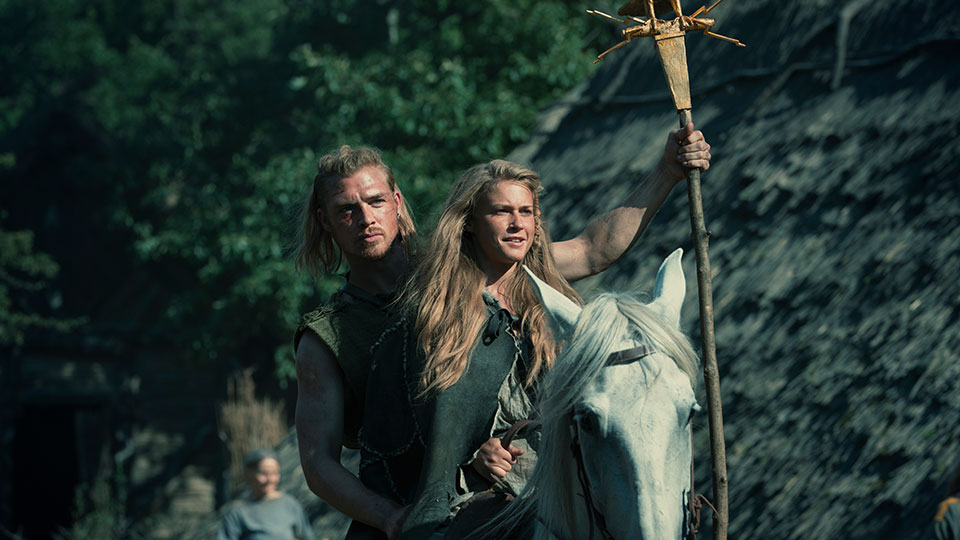 Die cheruskische Fürstentochter Thusnelda (Jeanne Goursaud) und der einfache Krieger Folkwin (David Schütter)
