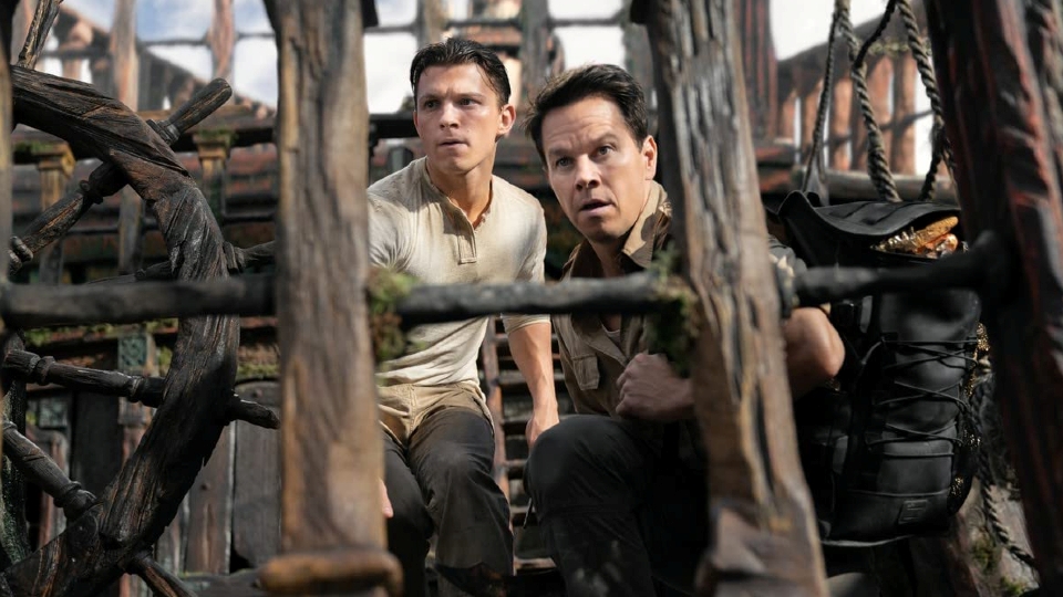 Victor Sullivan (Mark Wahlberg) und Nathan Drake (Tom Holland) sind auf der Suche nach dem grössten Schatz der Welt