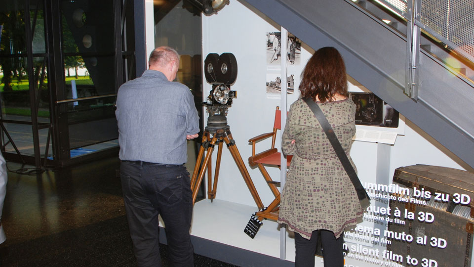 Besuche unserer Multimedia-Erlebniswelt THE ART OF CINEMA  - Vom Stummfilm bis zu 3D. Sie zeigt unter anderem seltene Kameras, noch nie gesehene Fotos oder original Film-Requisiten