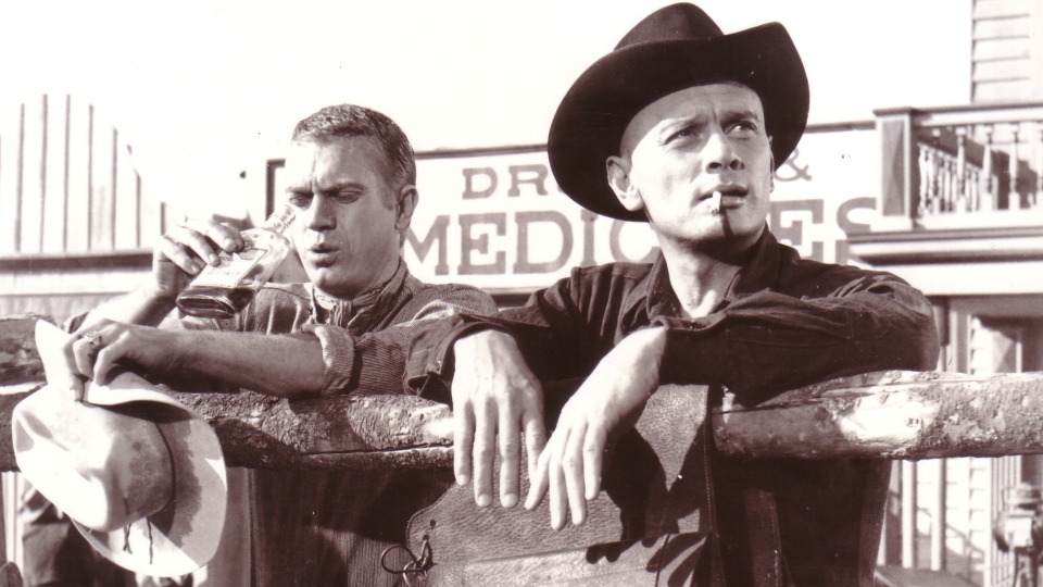 Steve McQueen (r.) spielt Vin Tanner und Yul Brynner ist als Chris Larabee Adams zu sehen