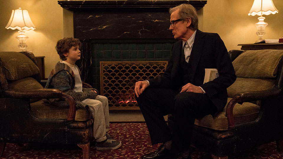 Jude (Finlay Wojtak-Hissong) und Timofey (Bill Nighy)