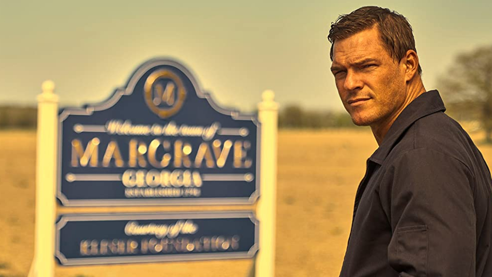 Jack Reacher (Alan Ritchson) wird des Mordes beschuldigt 