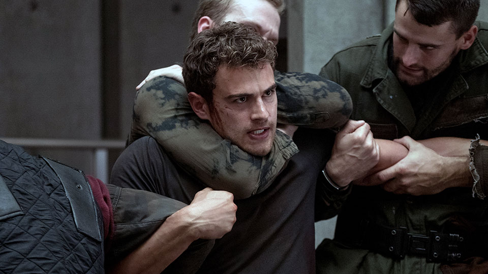 Four (Theo James) will nach Hause, um seinen Leuten zu helfen. Doch er wird daran gehindert. Wird es ihm und Tris gelingen nach Hause zu gehen...