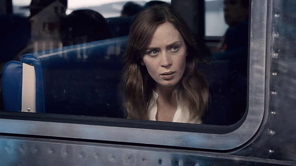Rachel Watson (Emily Blunt) beobachtet aus dem Zug das Verschwinden einer Frau.