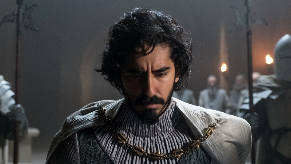 König Arthurs Neffe, Sir Gawain (Dev Patel), sagt einer geheimnisvollen Kreatur den Kampf an