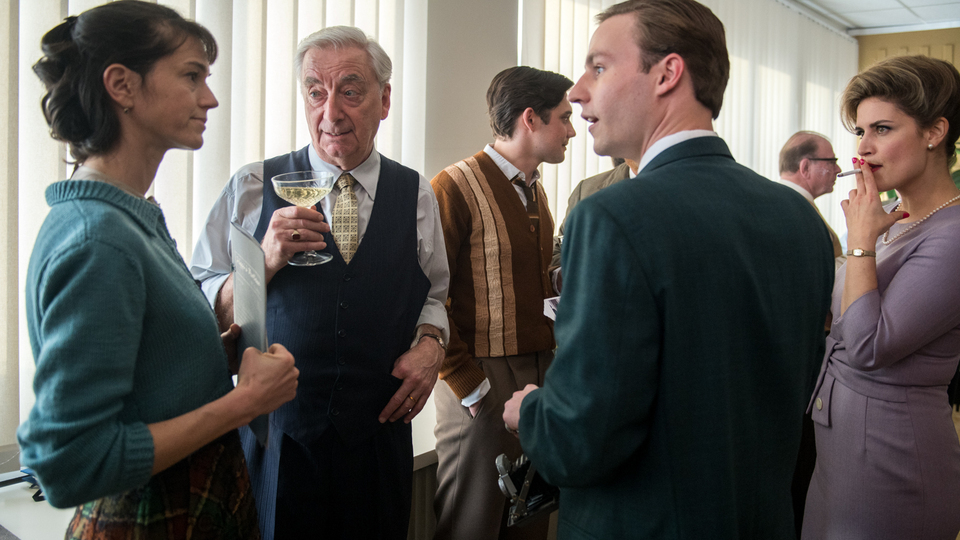 Sie soll die Produkte einer Speiseölfirma vermarkten und erfindet dabei die Kunstfigur Betty Bossi.