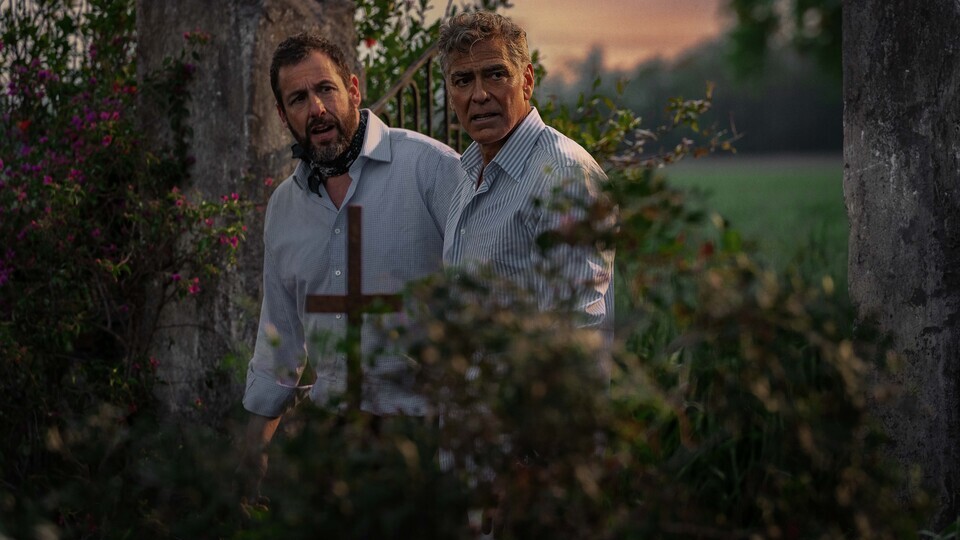 Ron (Adam Sandler), Jay (George Clooney) © Peter Mountain, Netflix