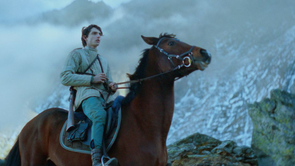 Als Yuri verschwindet macht sich einer ihrer Freunde Pedro (Finn Wolfhard) auf die Suche nach ihr, um sie von den Ochis zu retten.