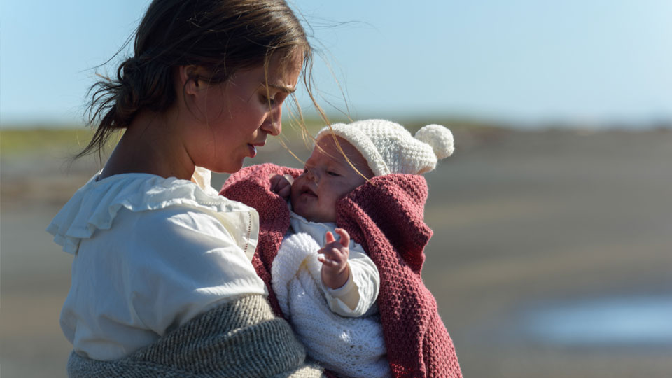 Isabel, wünscht sich nichts sehnlicher als ein Kind und sieht es als Schicksal, als eines Tages ein Boot mit einem Baby angeschwemmt wird.