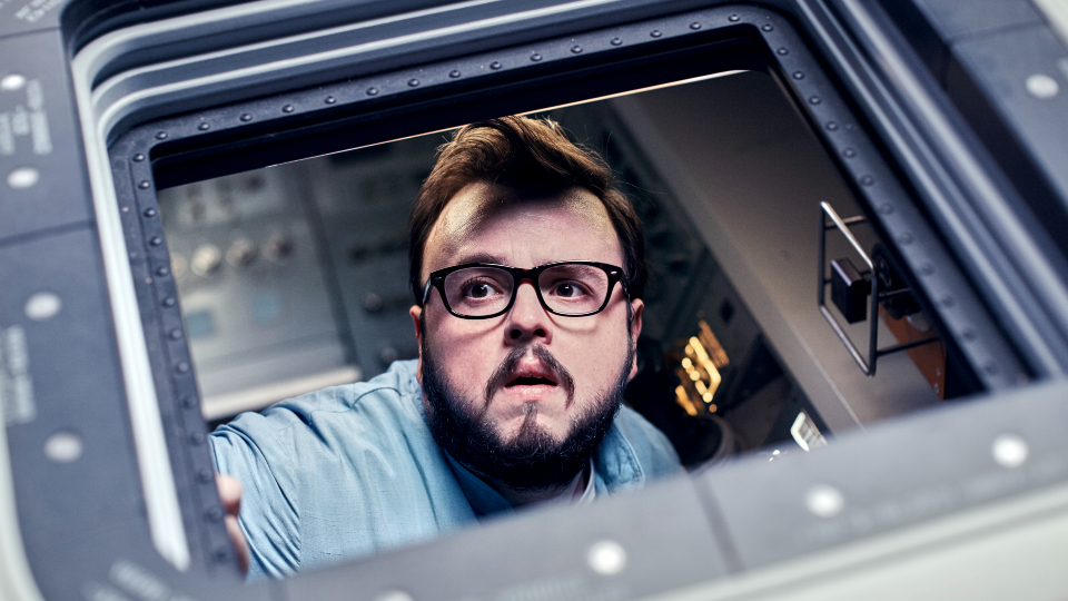 Verschwörungstheoretiker KC Houseman (John Bradley) ist auch mit an Bord