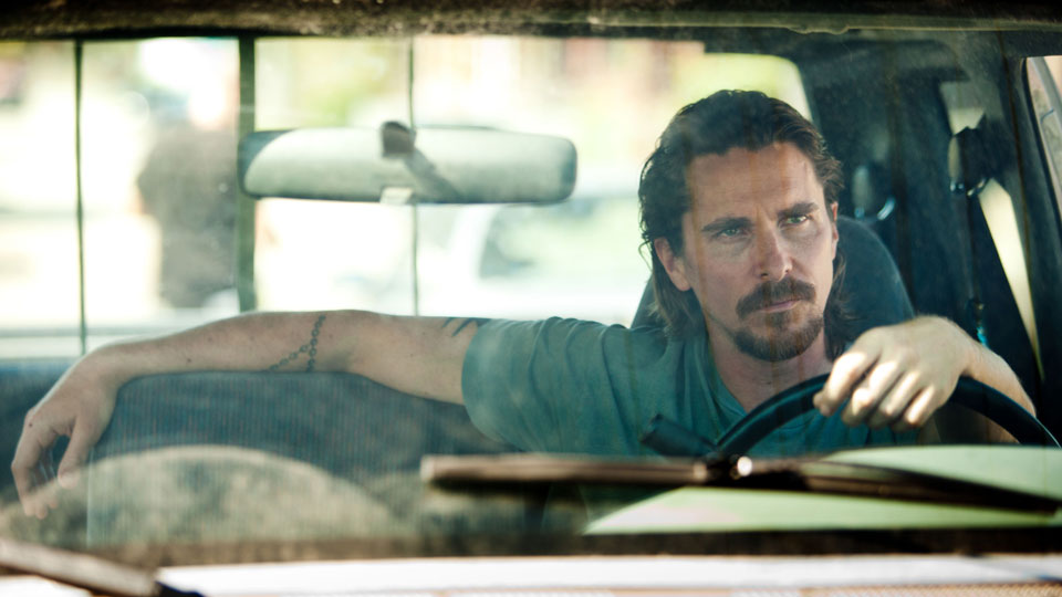 Russell (Christian Bale) ist gerade aus dem Gefaengnis entlassen worden und sollte sich eigentlich ueber seine zurueckgewonnene Freiheit freuen.