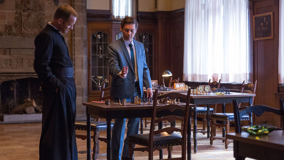 Father Bill Lombardy (Peter Sarsgaard) und Bobby Fischer 