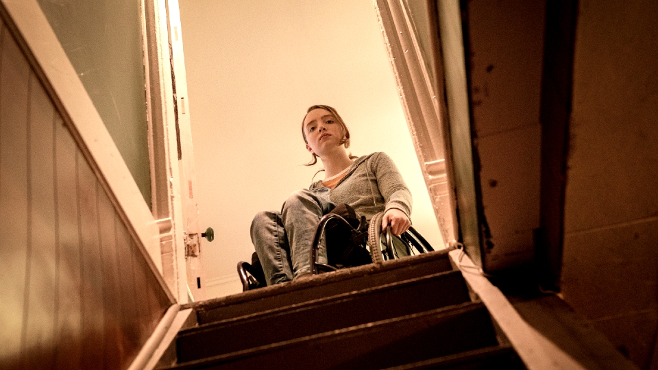 Chloe (Kiera Allen) sitzt seit ihrer Kindheit im Rollstuhl.