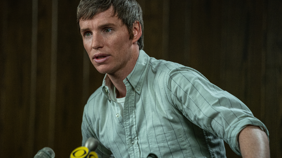 Aktivist Tom Hayden (Eddie Redmayne)