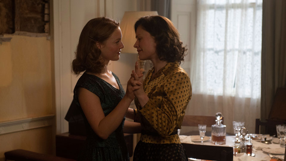 Lydia Weekes (Holliday Grainger) und Dr. Jean Markham (Anna Paquin)