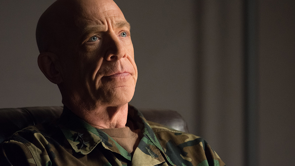 Ihr Vorgesetzter Levin  (J. K. Simmons) suspendiert die fünf Soldaten.