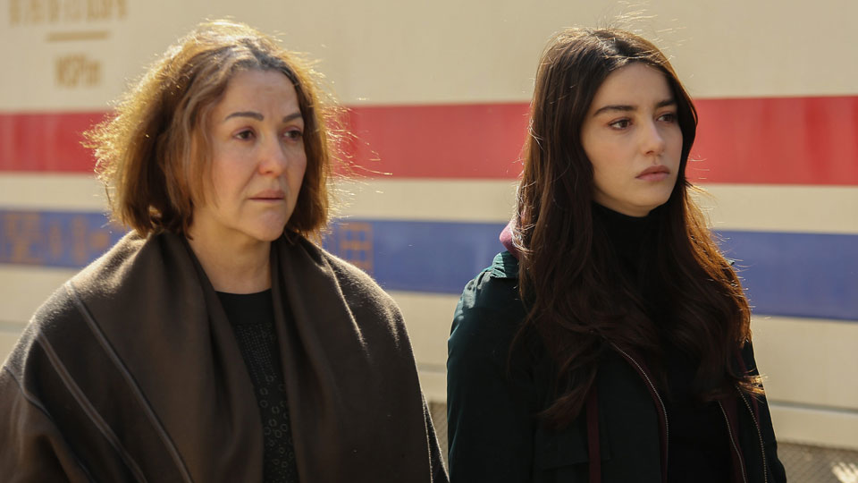 Ayse (Sumru Yavrucuk) und Nazil (Özge Gürel)