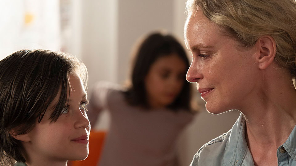 Wiebke (Nina Hoss) mit  ihrer Adoptivtochter Nikolina (Adelia-Constance Ocleppo)