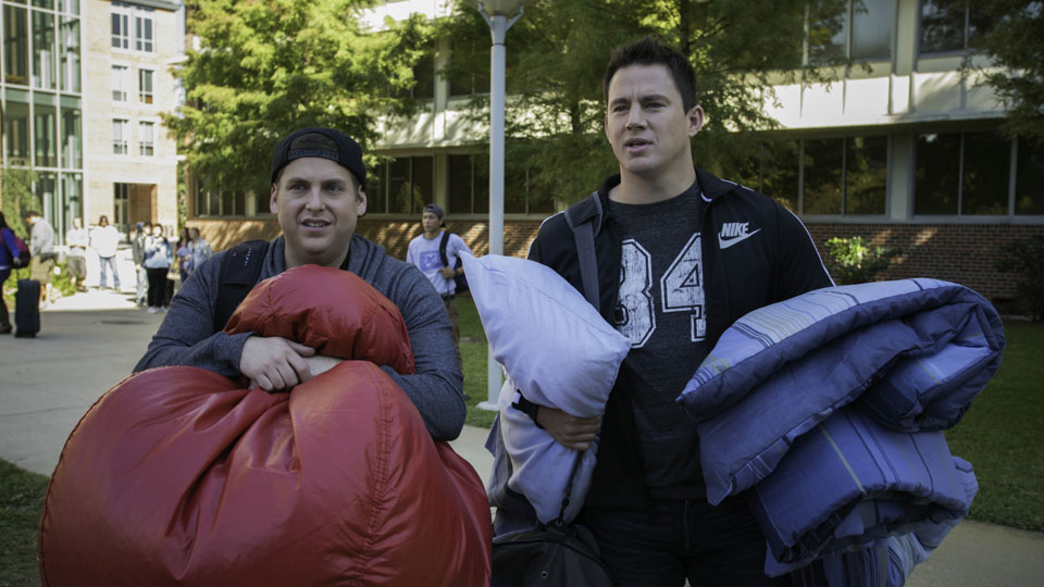 Schmidt (Jonah Hill) und Jenko (Channing Tatum) werden einmal mehr Undercover eingesetzt. Dieses Mal verschlaegt es das schraege Ermittler-Duo ans College.