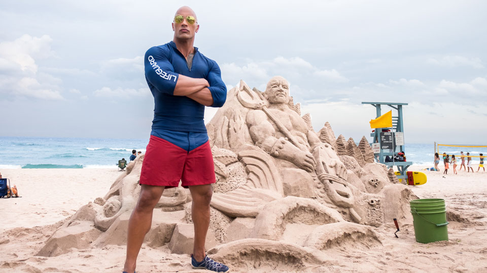  Mitch Buchannon  Dwayne Johnson) ist mächtig stolz auf seinen Job als Leiter des   Rettungsschwimmer Trupps von Miami Beach