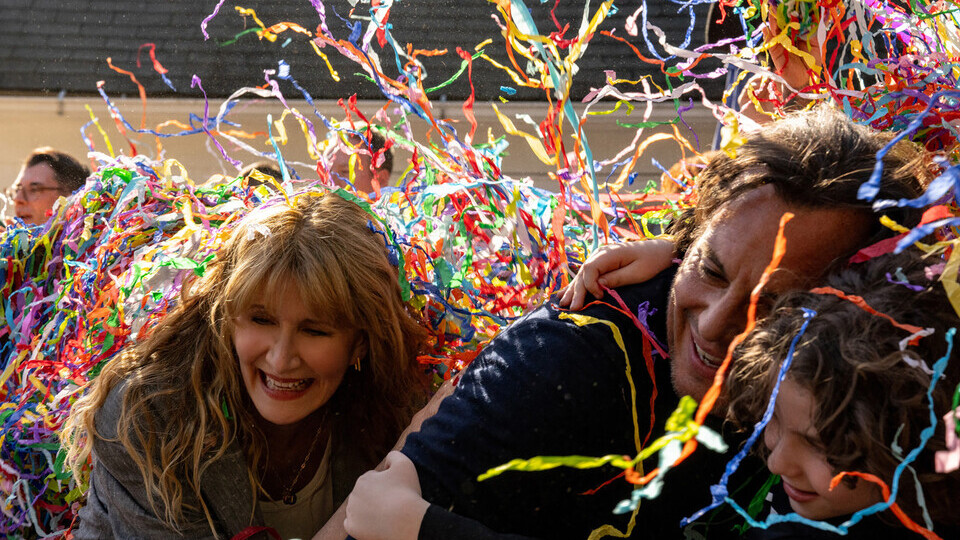 Tess (Laura Dern), Alex (Will Arnett), Jude (Calvin Knegten)