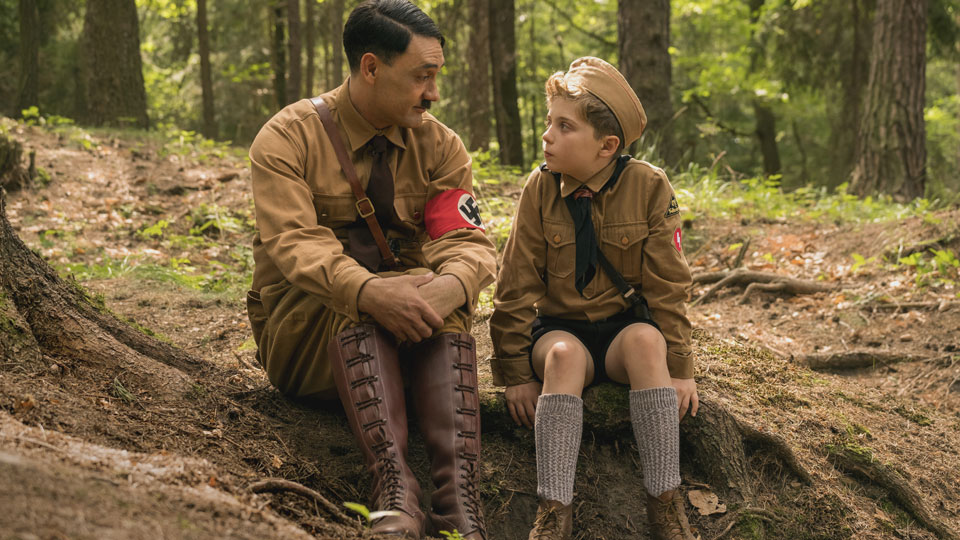 Um seinen inneren Konflikt zu lösen, sucht er Rat bei seinem imaginären Freund: Adolf Hitler (Taika Waititi)