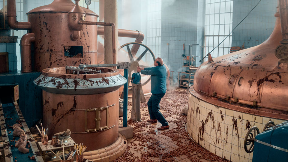 Als wäre da nicht schon genug Ärger vorprogrammiert, läuft auch in der Schokoladen Fabrik einiges schief.