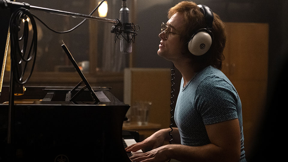 Elton John (Taron Egerton)