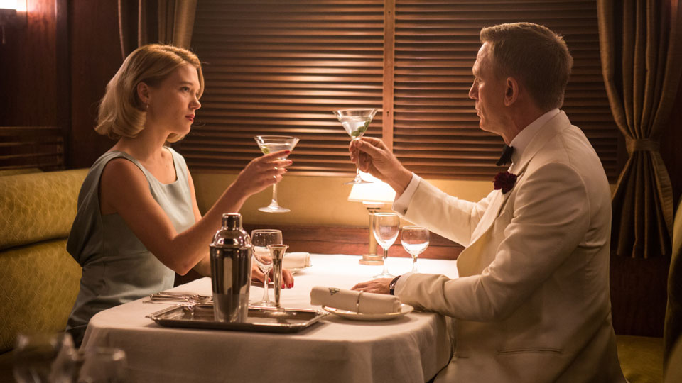  Madeleine Swann (Lea Seydoux) und James Bond (Daniel Craig) goennen sich eine Verschnaufpause.