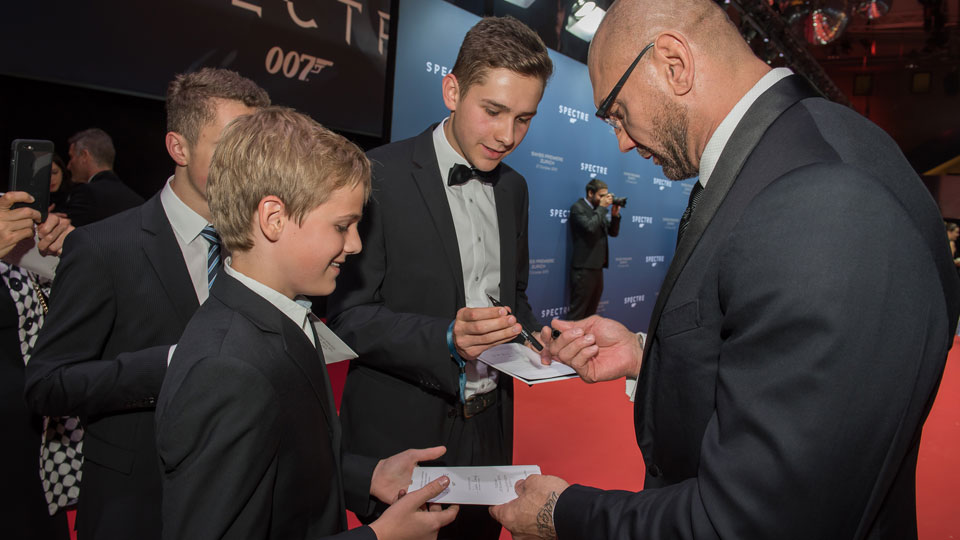  Schauspieler Dave Bautista nimmt sich reichlich Zeit fuer Autogramme.