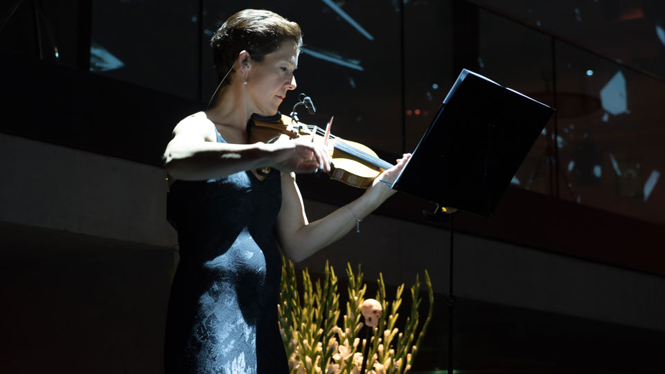  Zur zusaetzlichen Unterhaltung und fuer eine gemuetliche Stimmung sorgen talentierte Geigenspieler und andere Musiker.