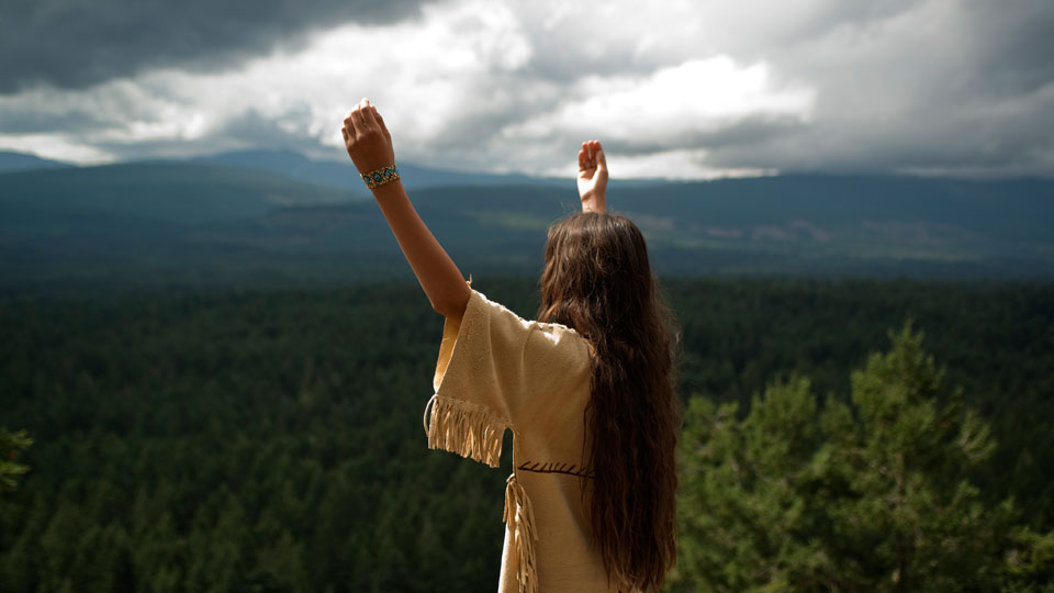 Der fuehrt Shana tief in den Wald, wo sie zur Spiritualitaet findet.