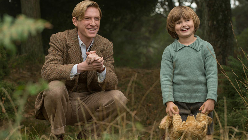 Alan Milne (Domhnall Gleeson) mit Sohn Christopher Robin (Will Tilston)