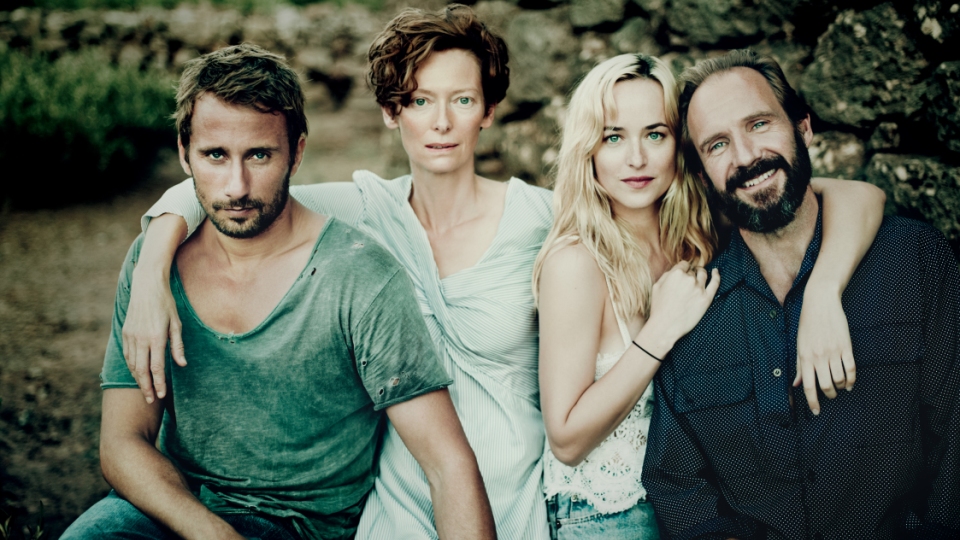 Paul (Matthias Schoenaerts) und Marianne (Tilda Swinton), Penelope (Dakota Johnson) und Harry (Ralph Fiennes)