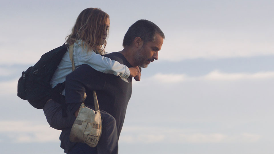 Dune (Rose Pou-Pellicer) und Thiago (Gaël García Bernal)