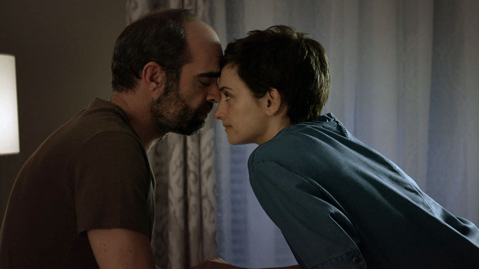 Durch gemeinsame Schicksalsschlaege lernen sich Magda und Arturo (Luis Tosar) kennen und lieben