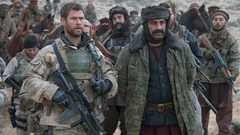 Captain Mitch Nelson (Chris Hemsworth) und General Dostum (Navid Negahban)