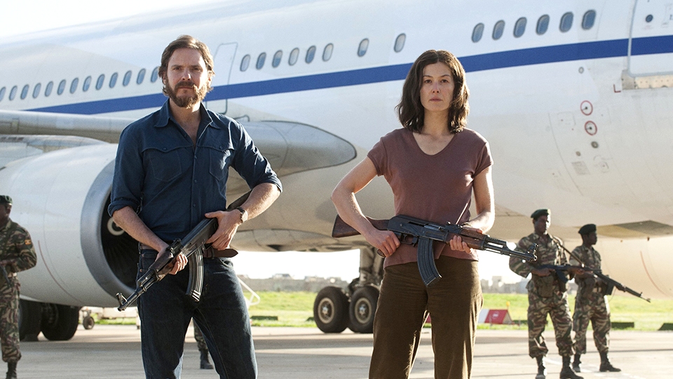 Wilfried (Daniel Brühl) und Brigitte (Rosamund Pike)