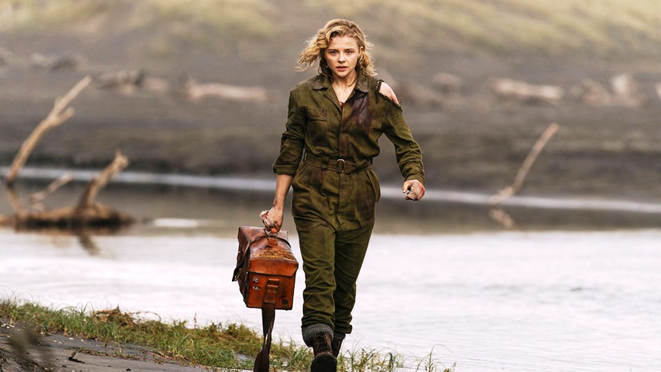 Kampfpilotin Maude (Chloë Grace Moretz) hat eine wichtige Mission: Sie soll ein Koffer transportieren
