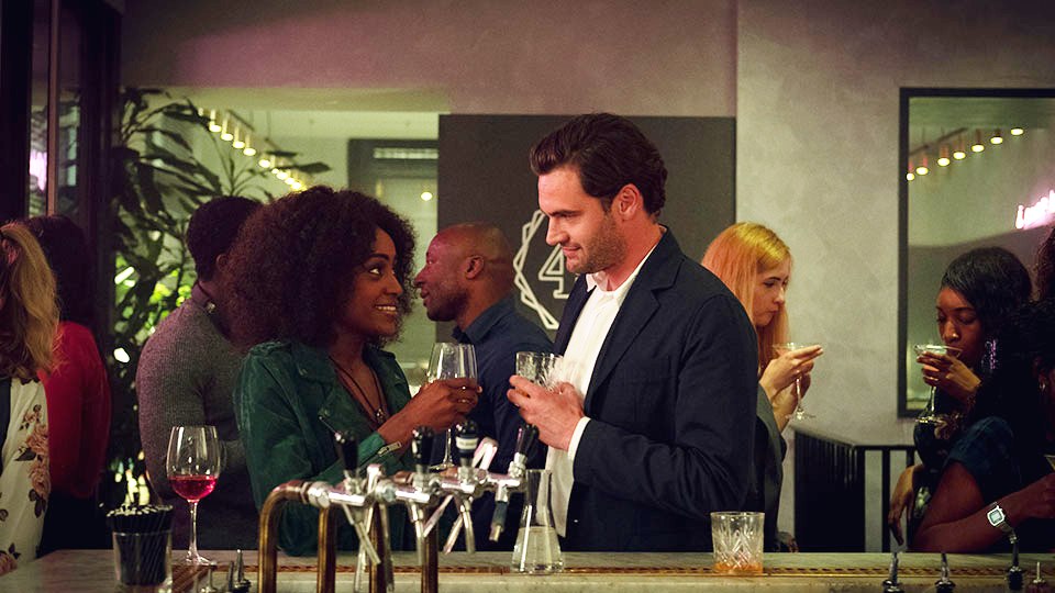 Louise (Simona Brown) und David (Tom Bateman)