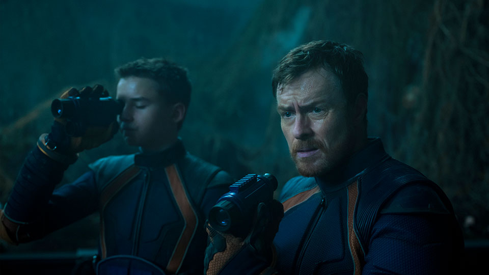 Will (Maxwell Jenkins) und John (Toby Stephens)