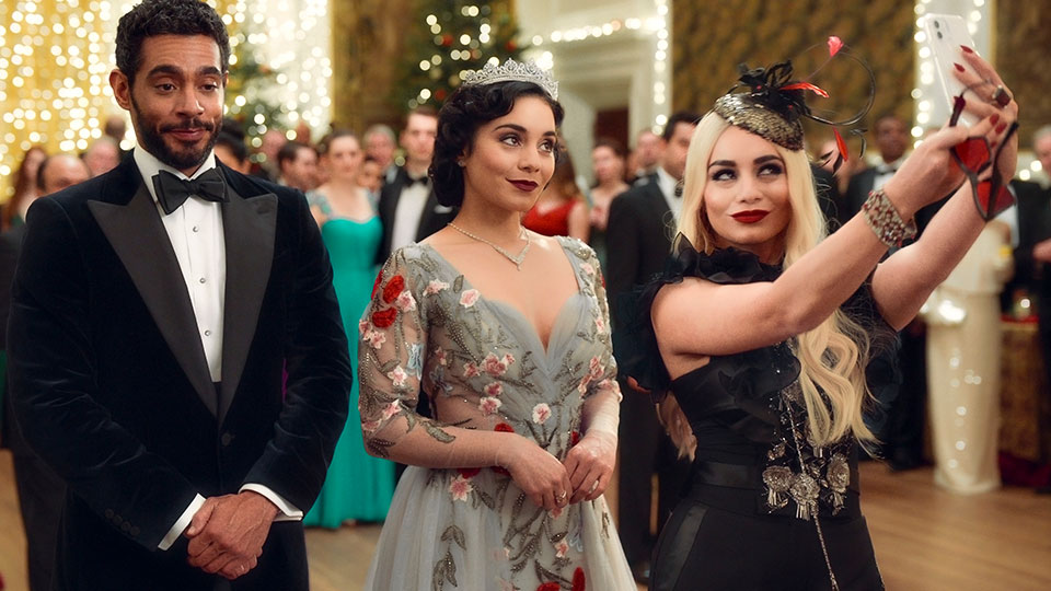 Als Lady Margaret (Vanessa Hudgens) alles zu viel wird, ist ihre Freundin Stacy da, doch dann taucht Margarets Cousine Fiona (Vanessa Hudgens) auf..