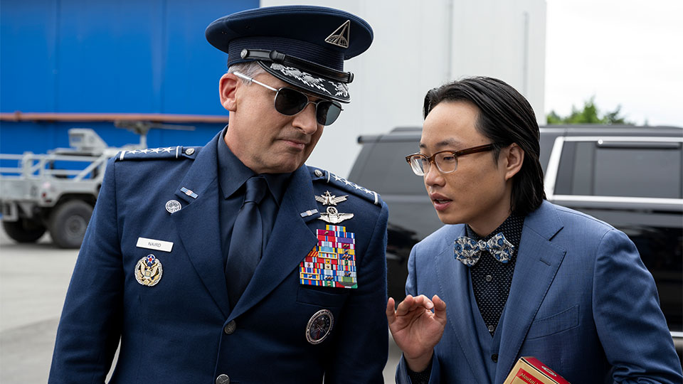General Mark Naird (Steve Carell) und Dr. Chan Kaifang (Jimmy O. Yang)