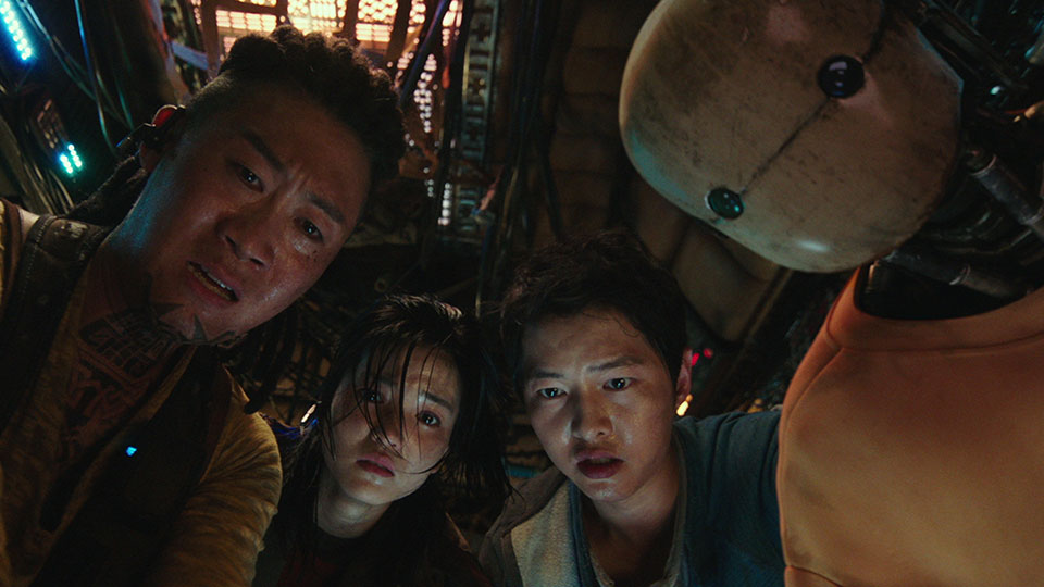 Tiger Park (Seon-kyu Jin), Captain Jang (Kim Tae-ri),Tae-ho (Song Joong-ki) und Robot (Hai-jin Yoo)