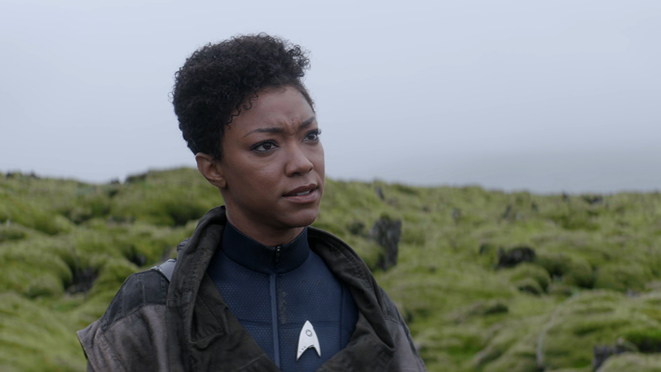 Commander Burnham (Sonequa Martin-Green)