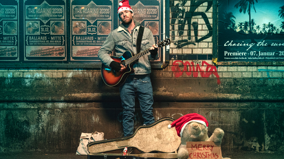 Der erfolglose Musiker Bastian (Luke Mockridge) freut sich schon auf Weihnachten