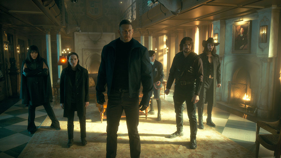 Allison Hargreeves (Emmy Raver-Lampman), Vanya (Elliot Page), Luther Hargreeves (Tom Hopper), Number Five (Aidan Gallagher), Diego Hargreeves (David Castañeda) und Klaus Hargreeves (Robert S