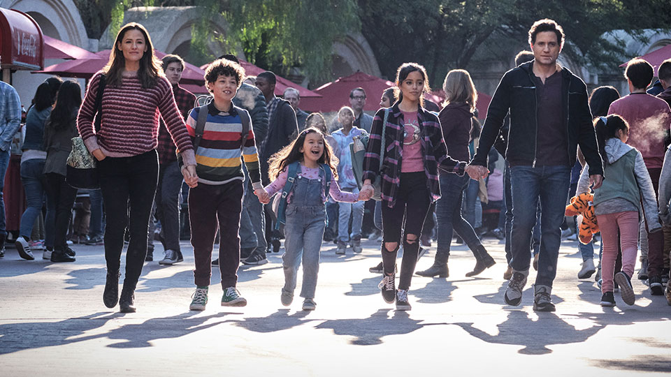 Allison Torres (Jennifer Garner), Sohn Nando (Julian Lerner), Tochter Ellie (Everly Carganilla), Tochter Katie (Jenna Ortega) und Ehemann Carlos (Edgar Ramirez)